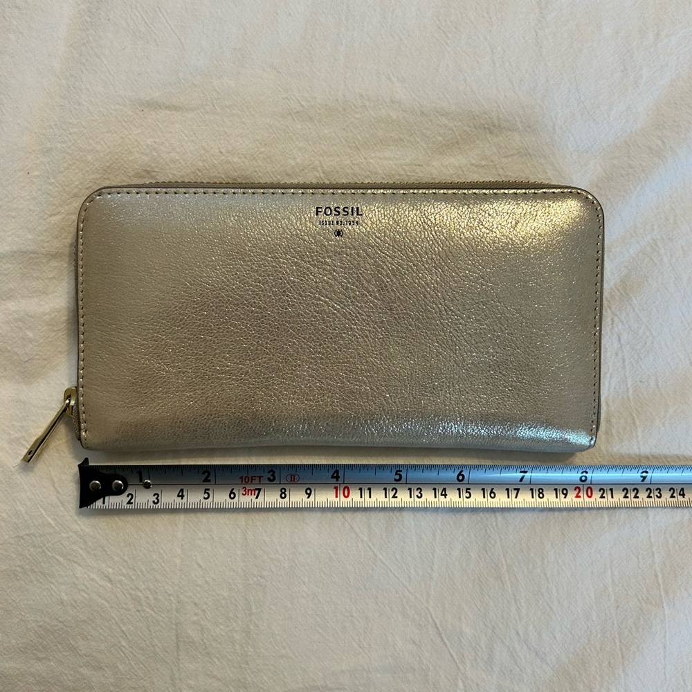 Brand new metallic Fossil wallet